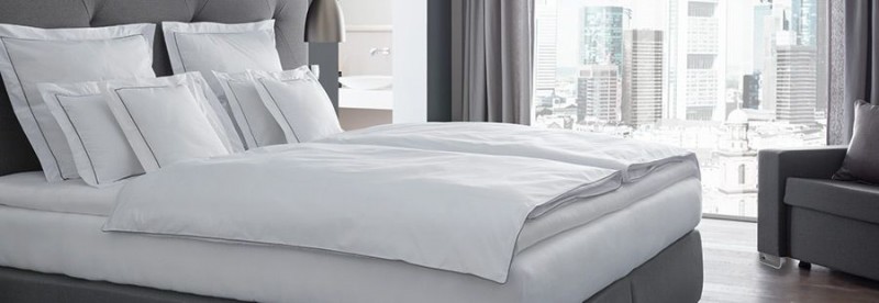 drap giường trắng khách sạn